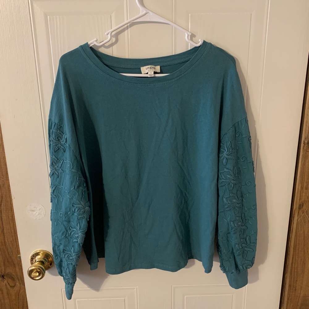 Long sleeve blue/green flowered puffy sleeve top!